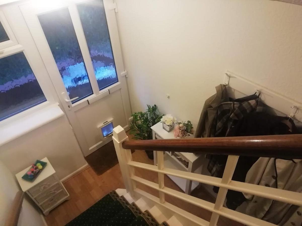 Single Bedroom In A Cozy Maisonette - บุชชี ภายนอก รูปภาพ